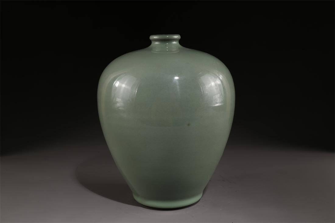 A PORCELAIN DISPLAY BOTTLE, LONGQUAN KILN. (1 of 6)