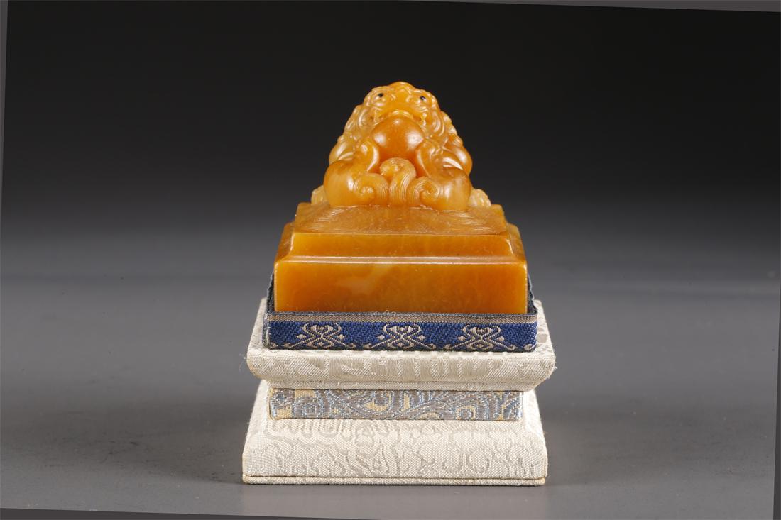 A FIELD-YELLOW STONE LION-KNOB SEAL. (1 of 9)