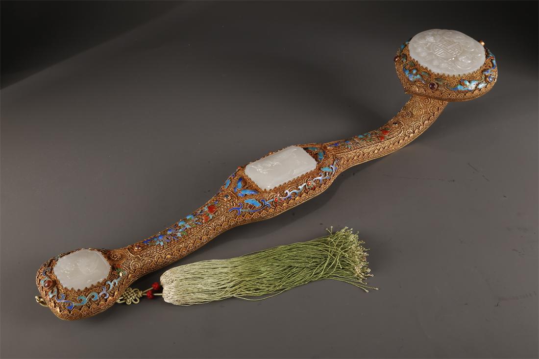 A GILT SILVER FILIGREE RUYI SCULPTURE. (1 of 8)