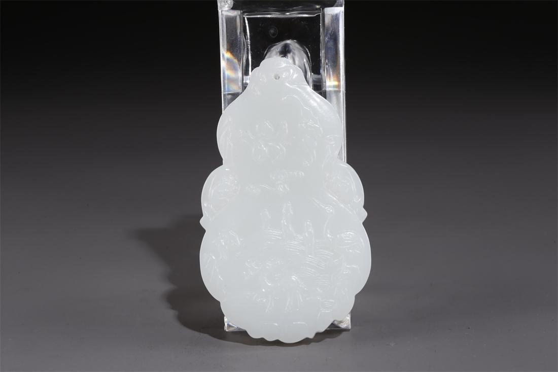A HETIAN WHITE JADE GOURD-SHAPED PENDANT. (1 of 7)