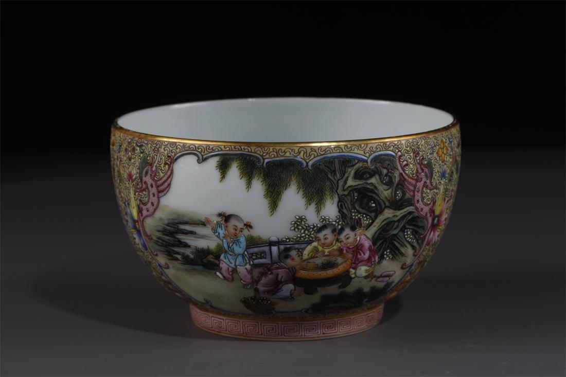 A FAMILLE-ROSE PORCELAIN BOWL WITH KIDS MOTIF. (1 of 8)