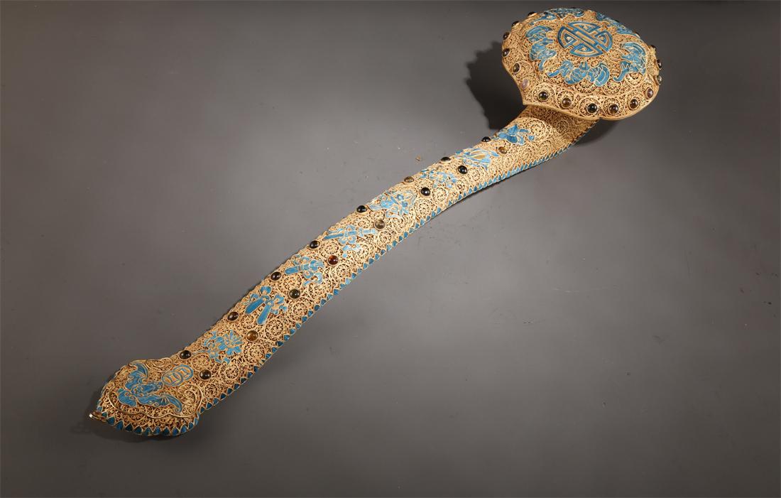 A GILT SILVER FILIGREE RUYI SCULPTURE. (1 of 8)