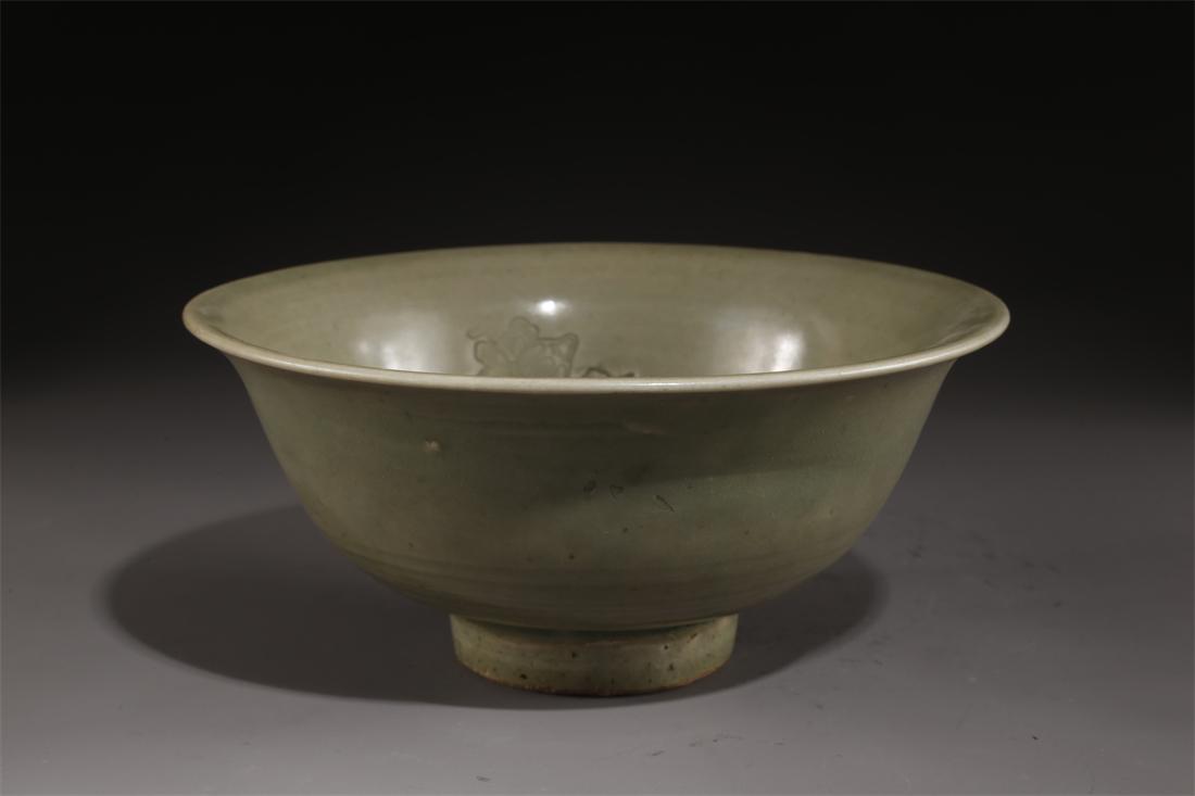 A PORCELAIN BOWL, LONGQUAN KILN. (1 of 8)