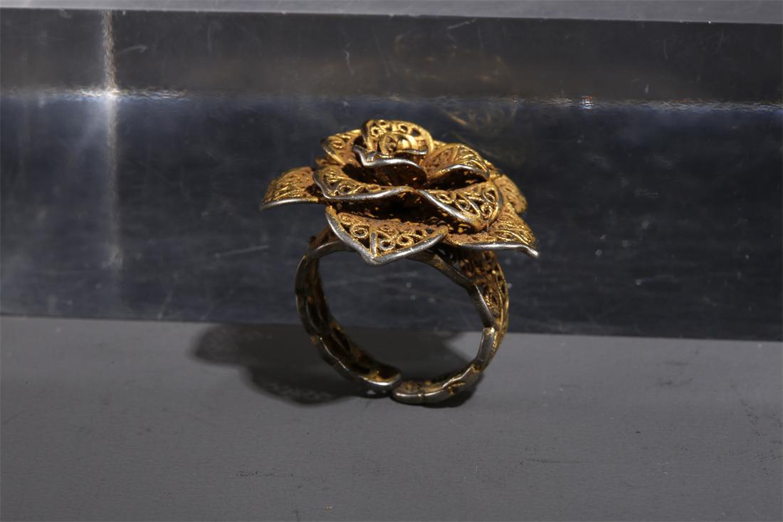 A GILT SILVER RING WITH FLOWERS DESIGN. (1 of 6)