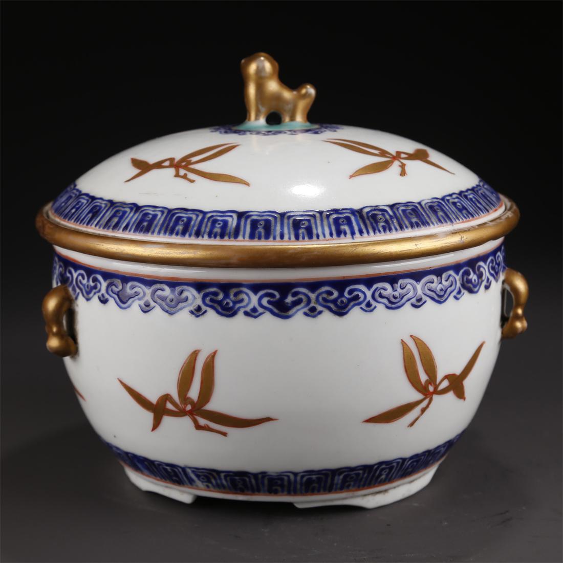 A BLUE-AND-WHITE PORCELAIN TABLEWARE. (1 of 10)