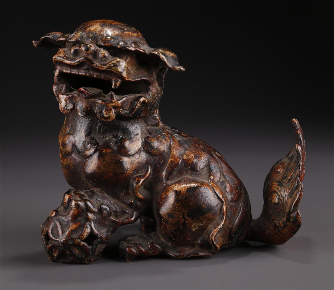 A BRONZE LION STATUE ORNAMENT. (1 of 10)