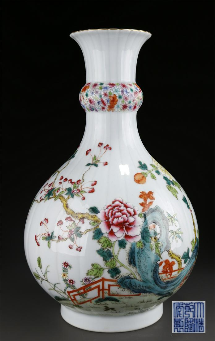 A FAMILLE-ROSE PORCELAIN BOTTLE. (1 of 9)