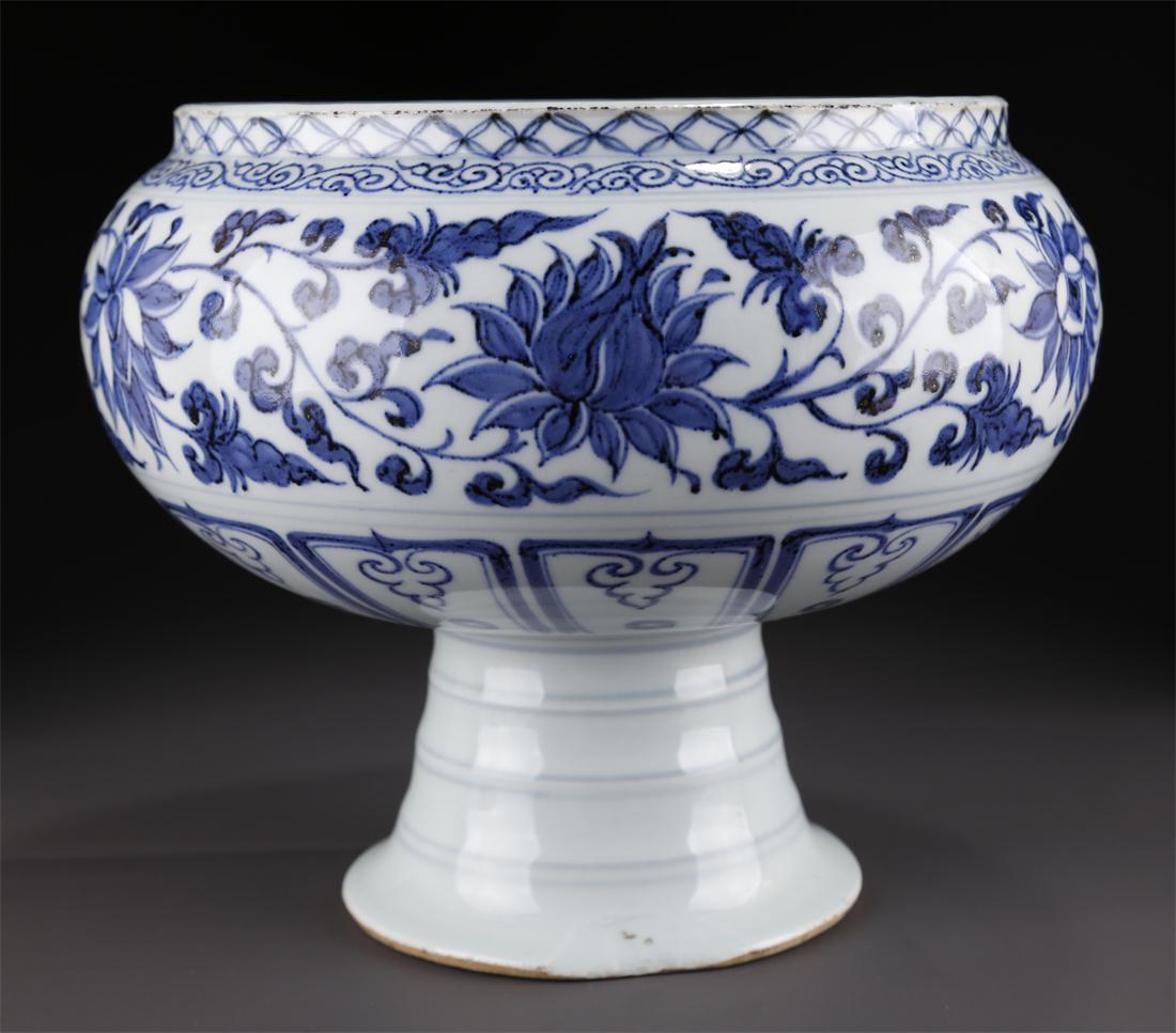 A BLUE-AND-WHITE PORCELAIN WATER CONTAINER. (1 of 10)