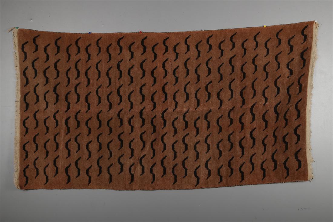 A WOOL CARPET WITH TIGER-SKIN PATTERN. (1 of 8)