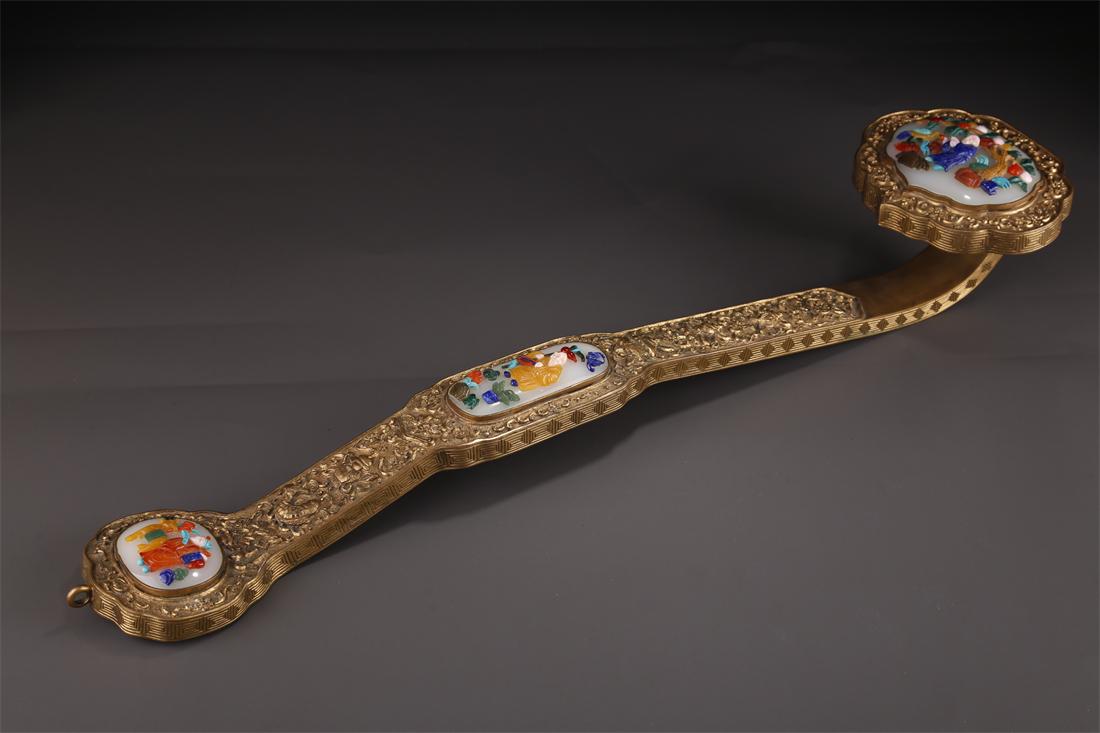 A GILT BRONZE RUYI SCULPTURE. (1 of 10)