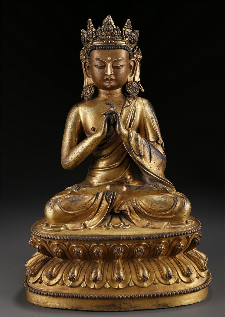 A TIBETAN GILT BRONZE SAKYAMUNI BUDDHA STATUE. (1 of 9)