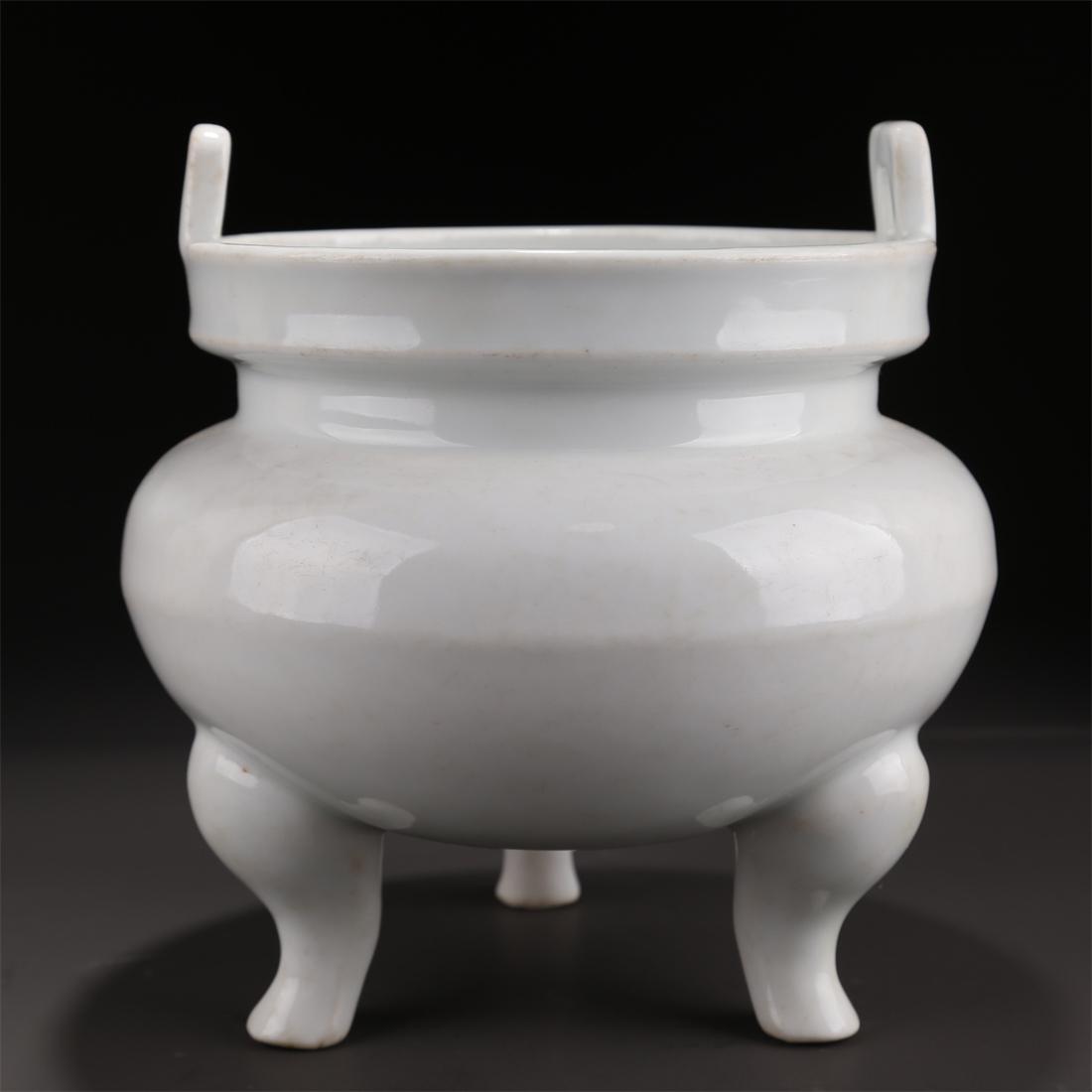 A GREEN GLAZED THREE-LEG PORCELAIN CENSER. (1 of 9)
