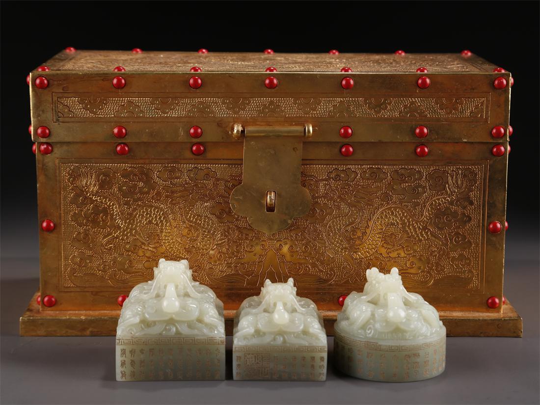 A SET OF HETIAN JADE DRAGON-KNOB SEALS. (1 of 12)