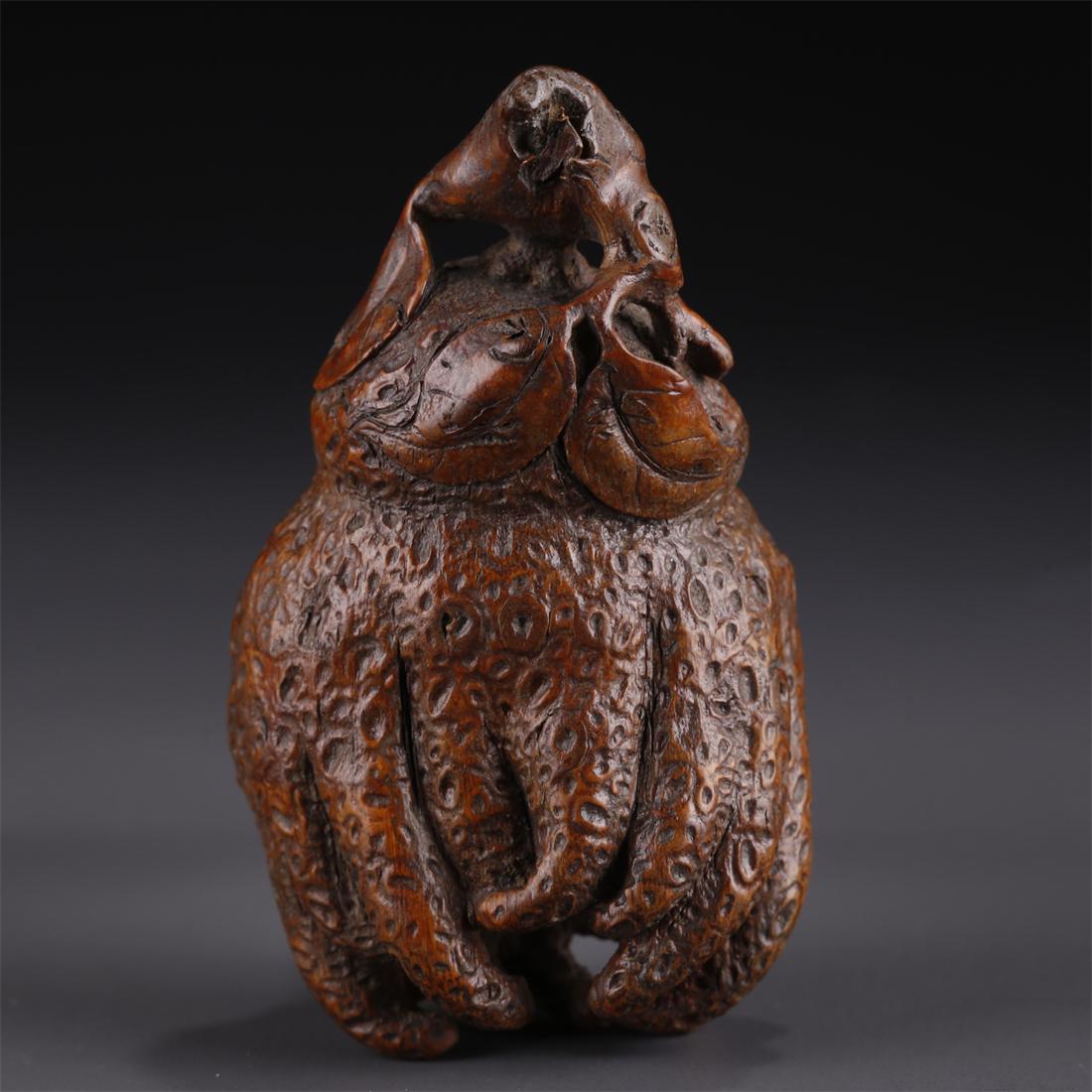 A BAMBOO BUDDHA'S HAND CARVING ORNAMENT. (1 of 8)