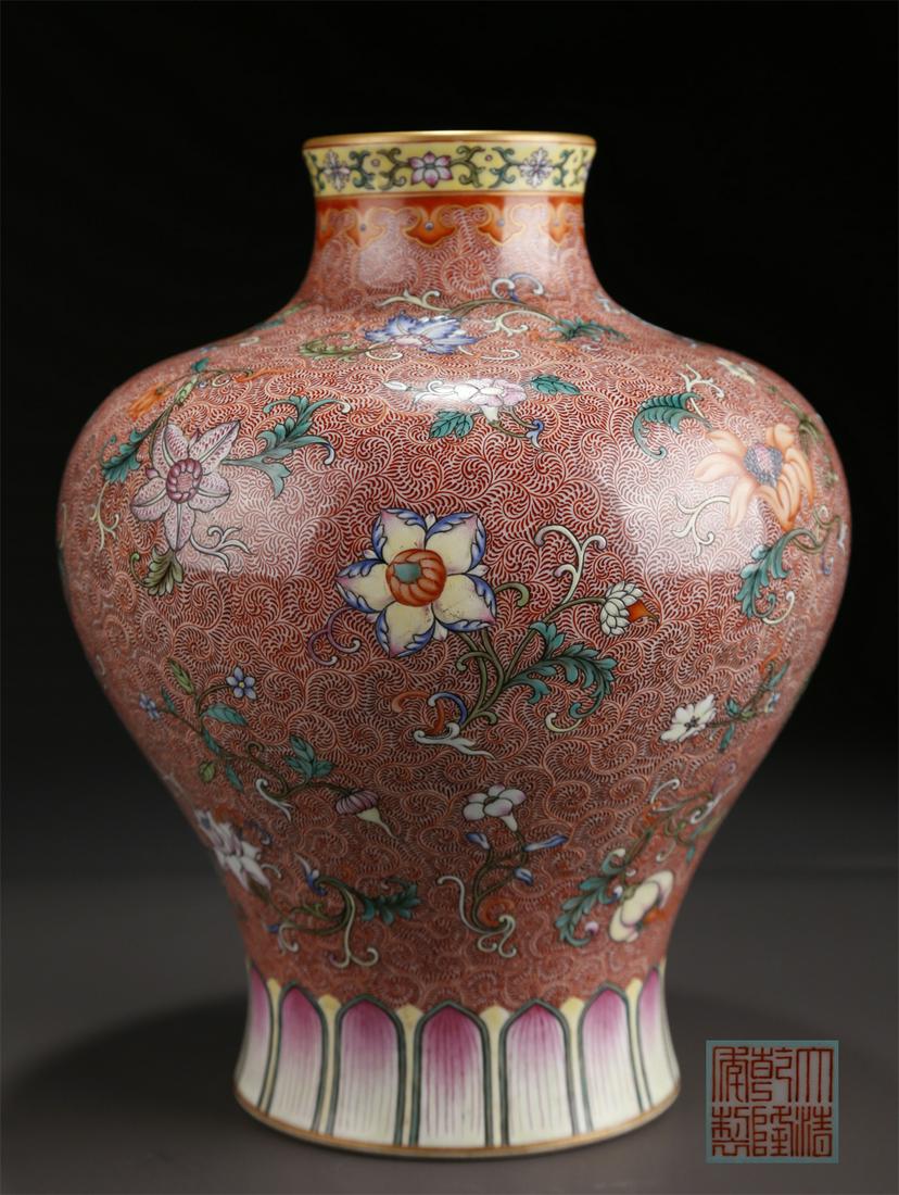 A FAMILLE-ROSE PORCELAIN DISPLAY BOTTLE. (1 of 9)