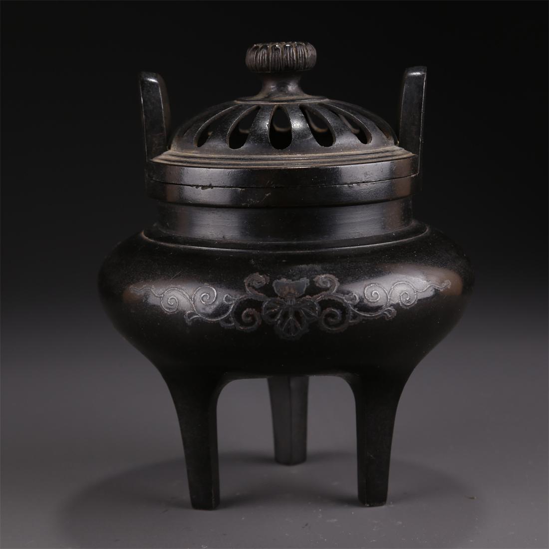 A BRONZE INCENSE BURNER WITH UPWARD EARS. (1 of 8)