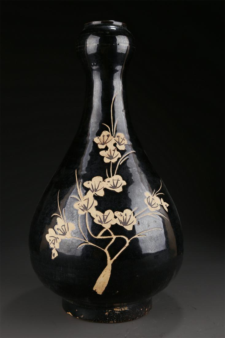 A GARLIC-SHAPED PORCELAIN BOTTLE, JIZHOU KILN. (1 of 10)