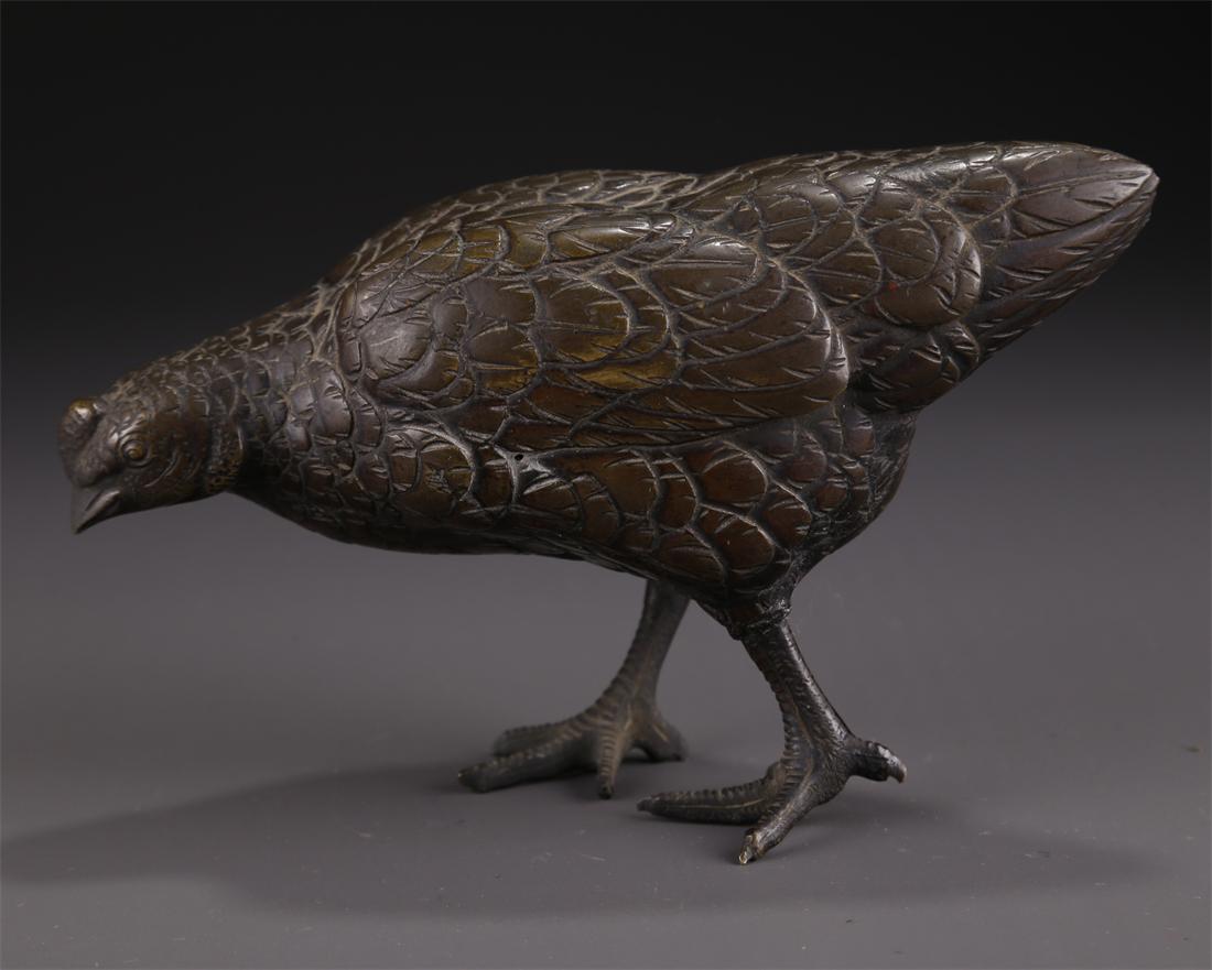 A BRONZE QUAIL STATUE ORNAMENT. (1 of 8)