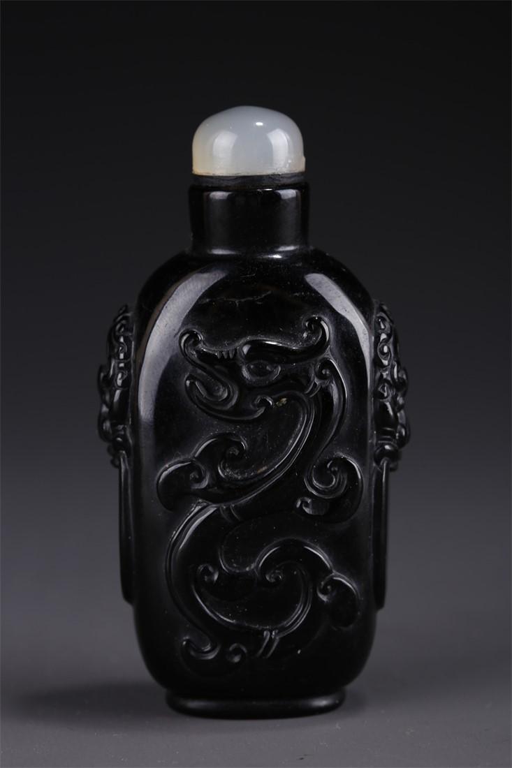 A CRYSTAL SNUFF BOTTLE WITH DRAGON DESIGN. (1 of 8)
