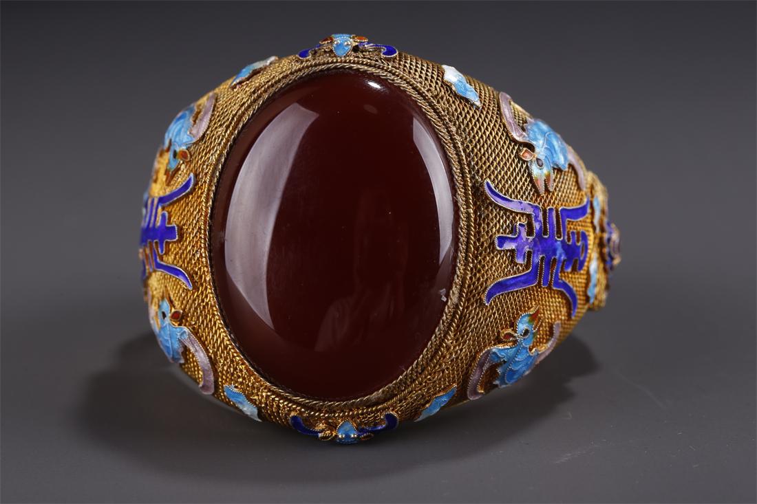 A GILT SILVER BRACELET WITH AGATE INLAY. (1 of 8)