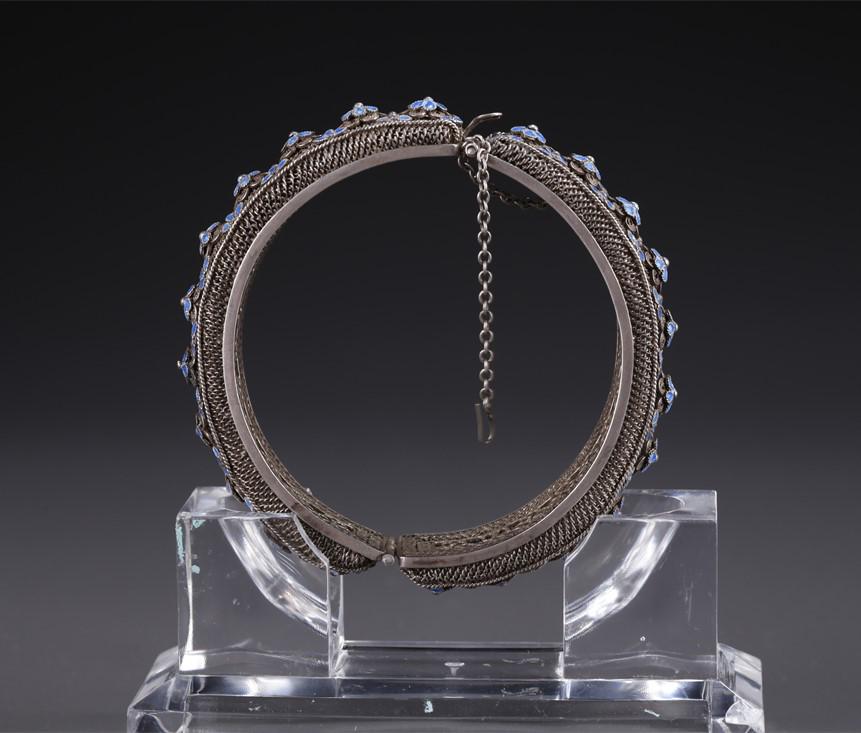 A SILVER FILIGREE BLUING BANGLE. (1 of 8)