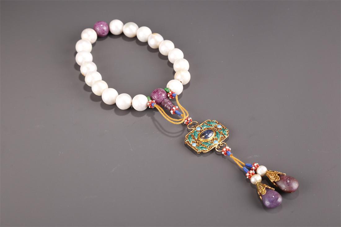 A STRING OF HANDHELD PEARL BEADS. (1 of 7)