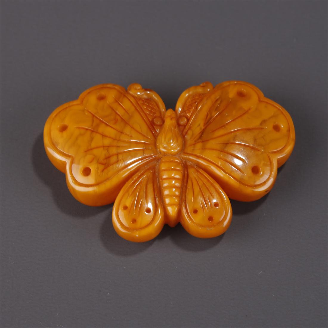 AN AMBER BUTTERFLY CARVING PENDANT. (1 of 6)