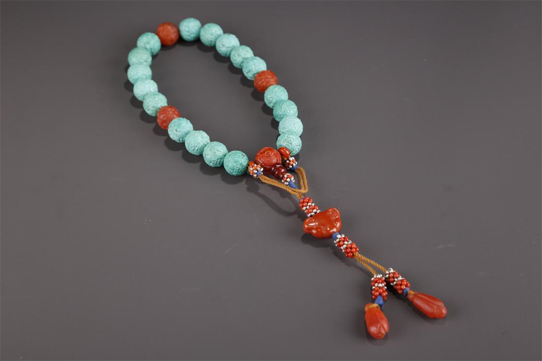 A STRING OF HANDHELD TURQUOISE BEADS. (1 of 8)