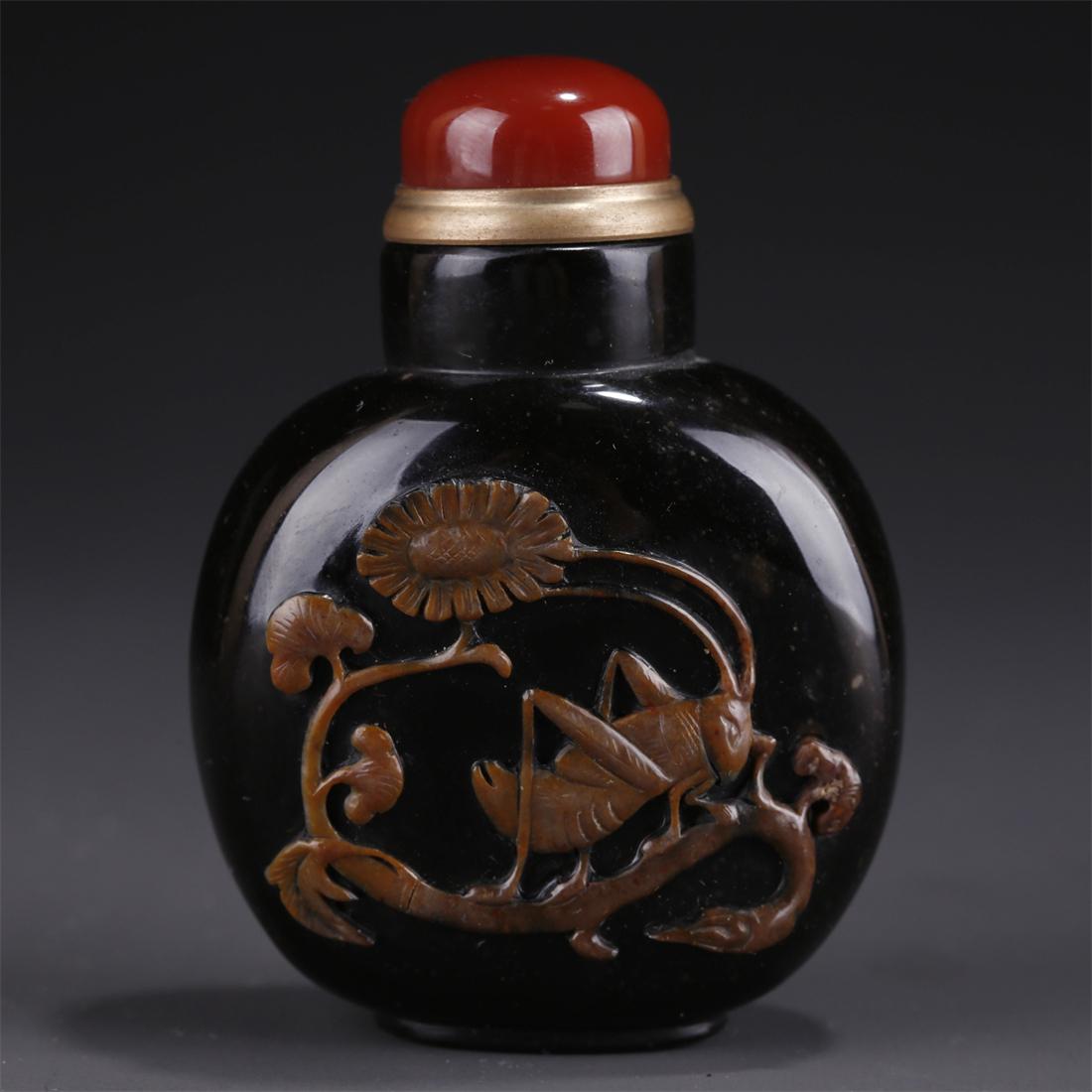 AN AGATE SNUFF BOTTLE WITH INSECTS DESIGN. (1 of 7)