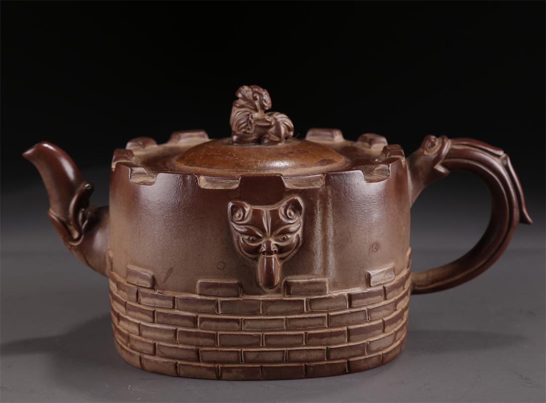A LION-KNOB PURPLE CLAY TEAPOT WITH HANDLE. (1 of 9)