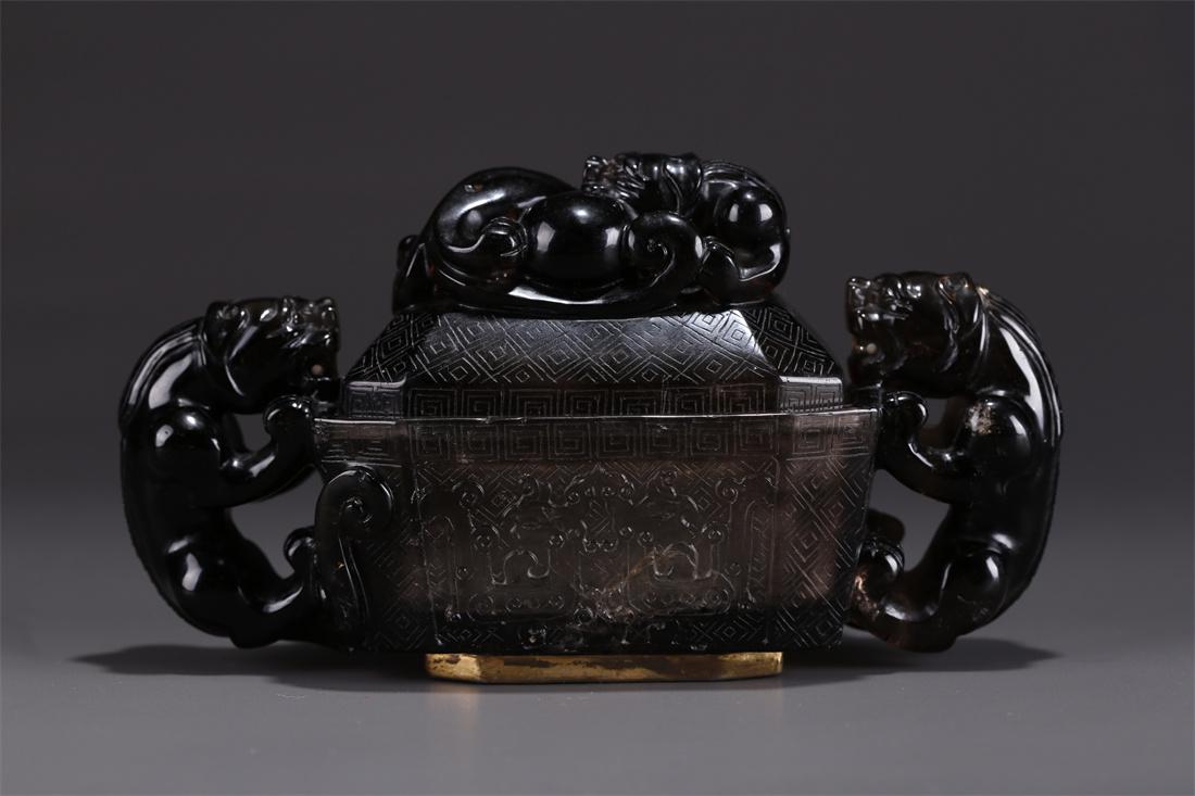 A CRYSTAL CENSER WITH DRAGON-SHAPED EARS. (1 of 9)