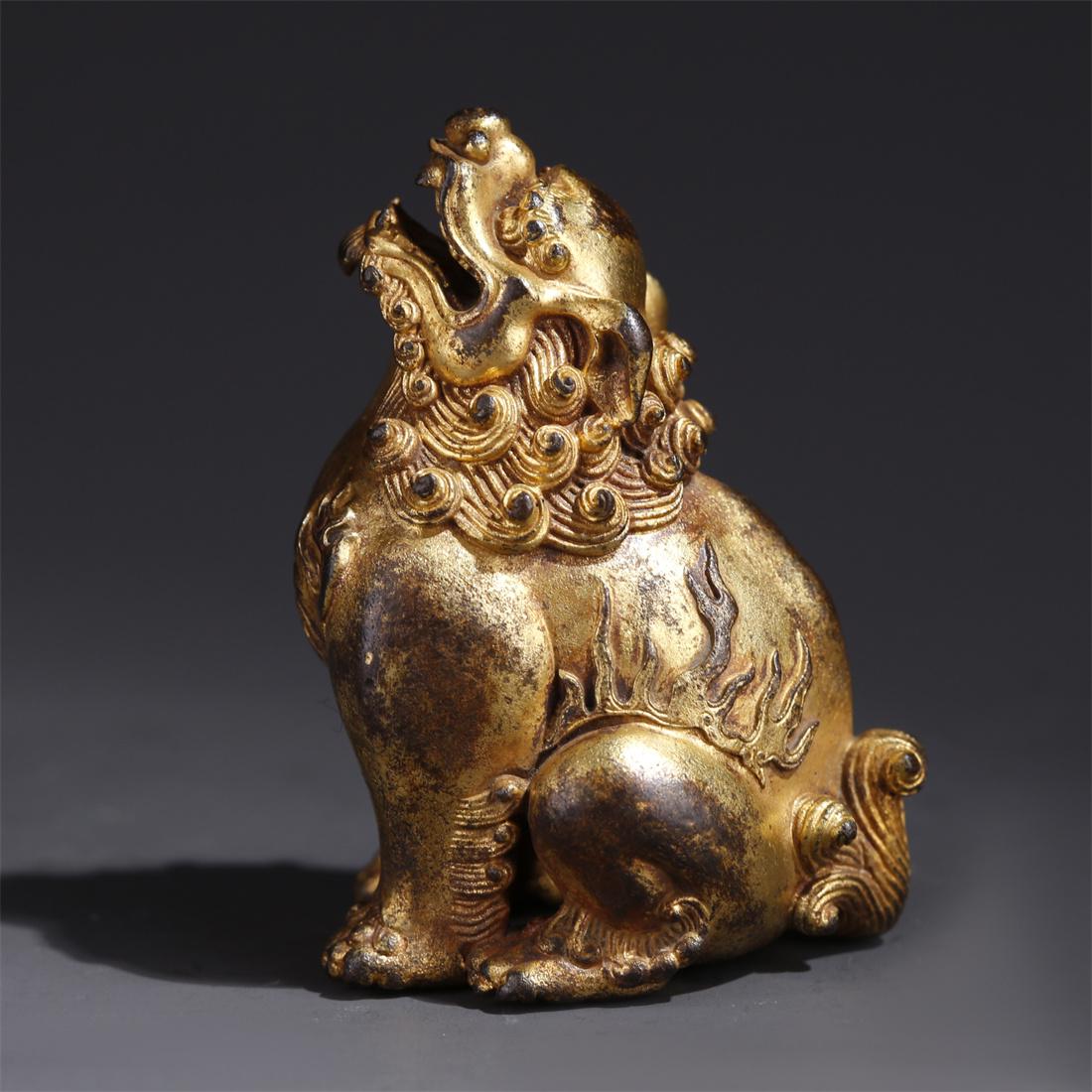 A GILT BRONZE ROARING BEAST STATUE ORNAMENT. (1 of 9)