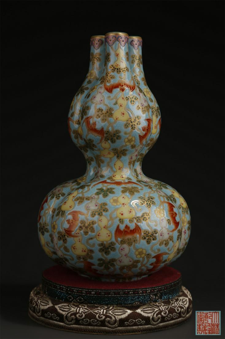 A FAMILLE-ROSE PORCELAIN THREE-SPOUT BOTTLE. (1 of 8)