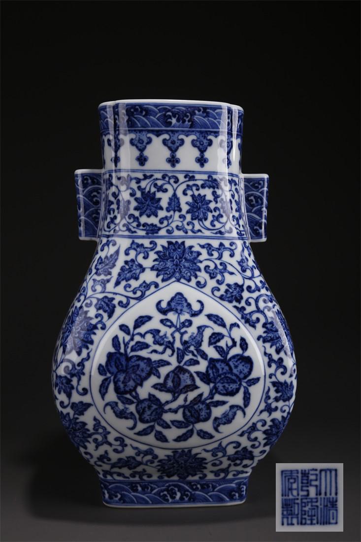 A BLUE-AND-WHITE PORCELAIN BOTTLE. (1 of 9)