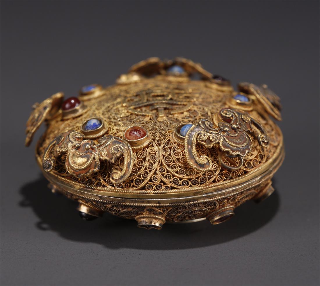 A GILT SILVER FILIGREE BOX WITH LID. (1 of 9)