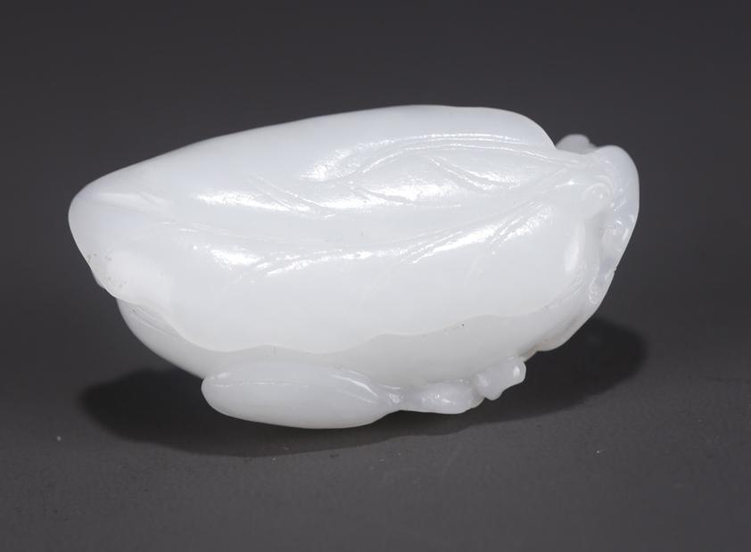 A HETIAN JADE CICADA CARVING PENDANT. (1 of 7)