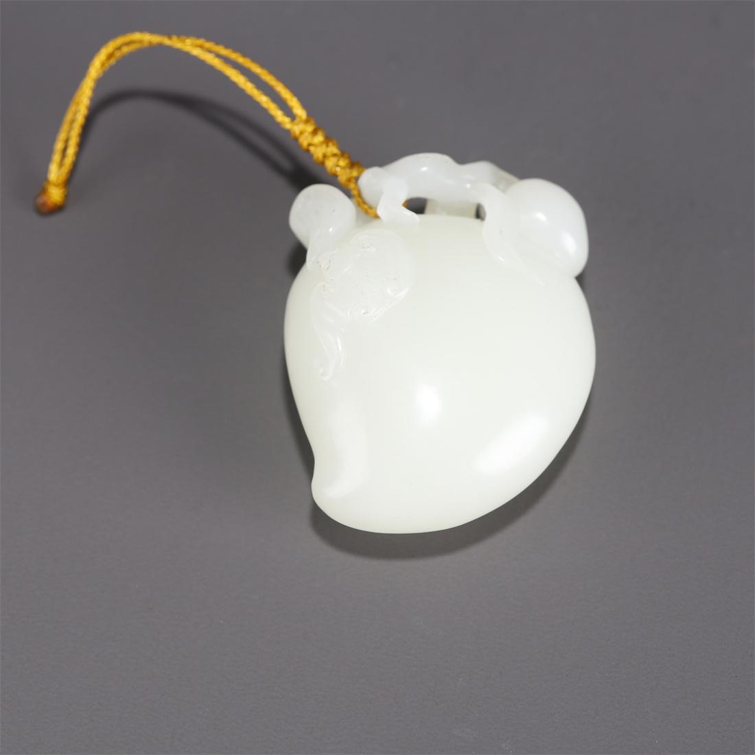 A HETIAN JADE PEACH-SHAPED CARVING PENDANT. (1 of 6)