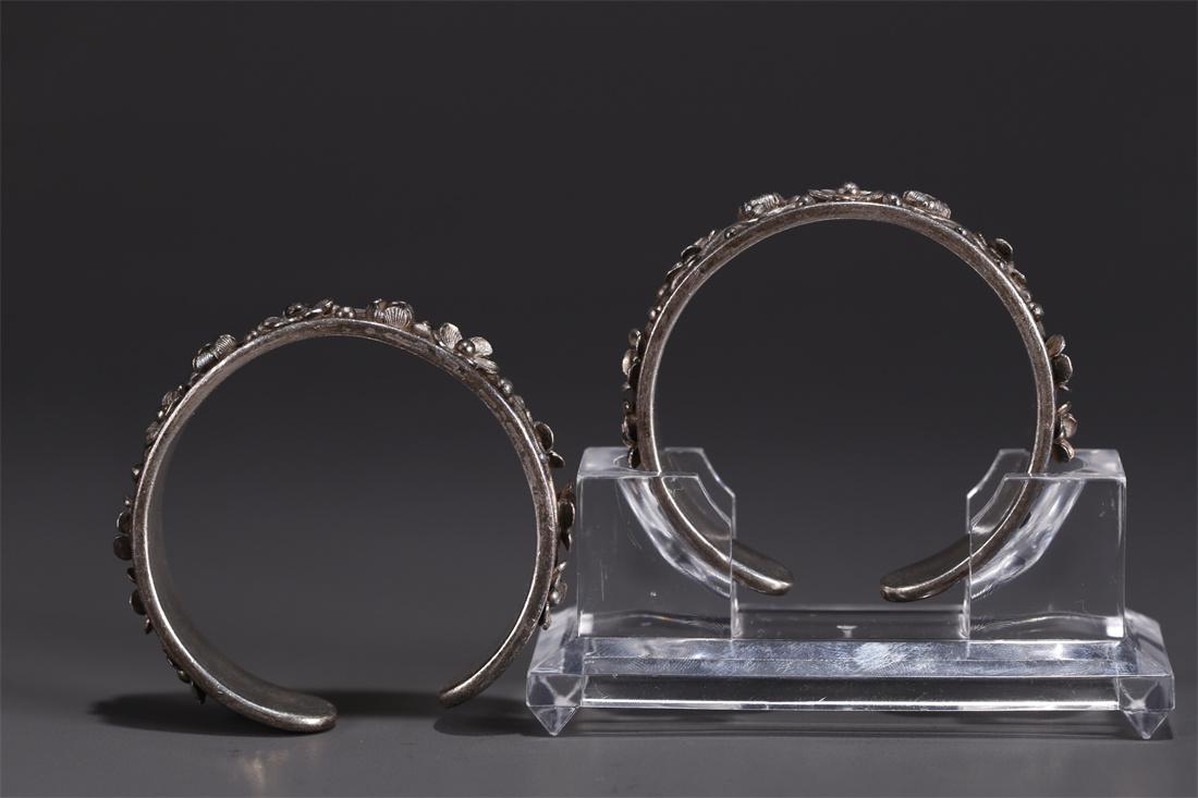 A PAIR OF SILVER BANGLES. (1 of 6)