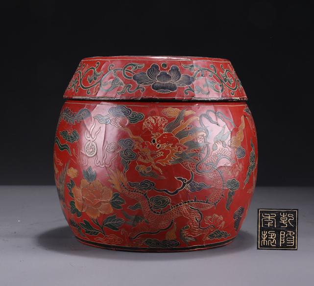 A DRUM-SHAPED LACQUER JAR WITH DRAGON DESIGN. (1 of 9)