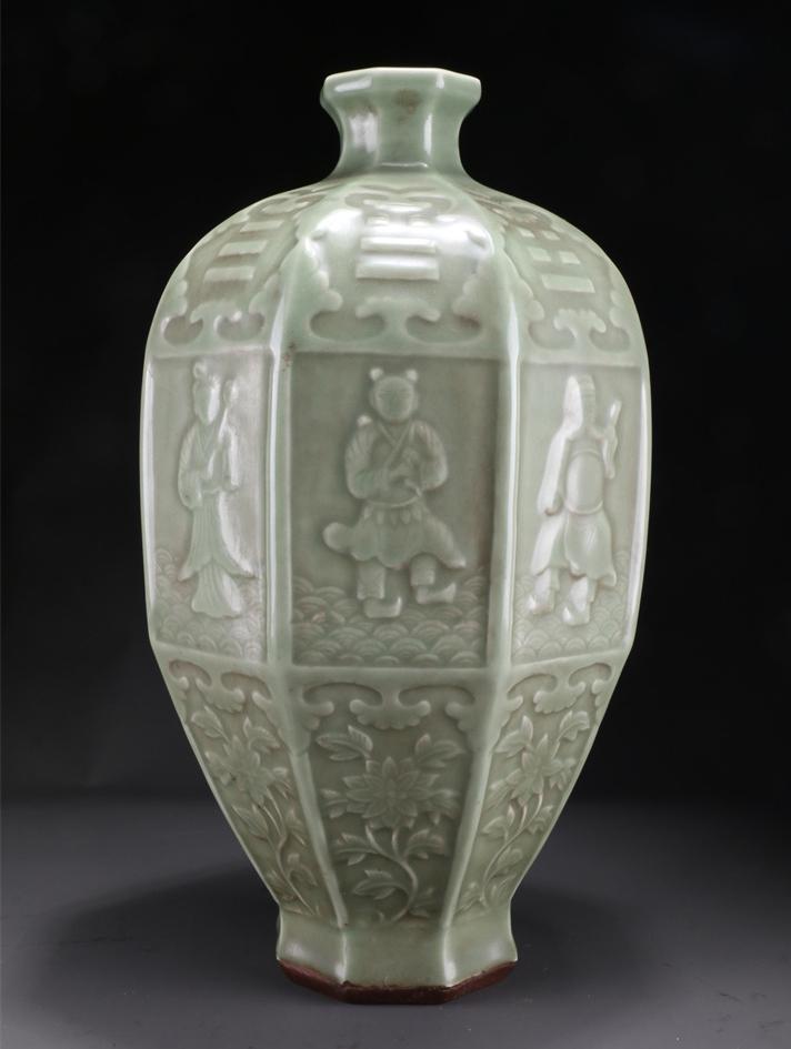 AN EIGHT-ARRIS PORCELAIN BOTTLE "MEIPING". (1 of 8)