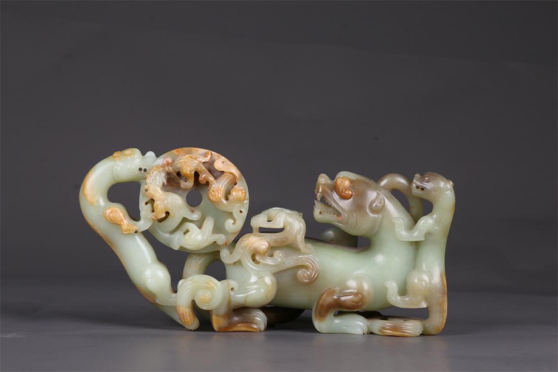 AN ANTIQUE JADE AUSPICIOUS BEAST CARVING. (1 of 10)