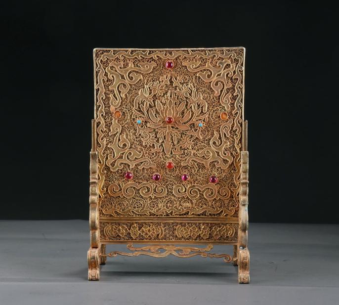 A GILT SILVER FILIGREE TABLE SCREEN. (1 of 8)