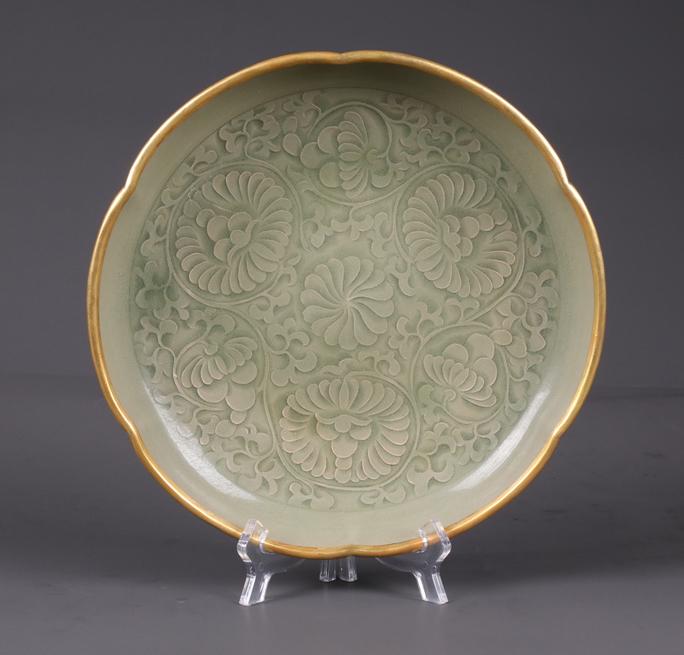 A PORCELAIN BRUSH WASHER WITH FLOWERS PATTERN. (1 of 7)