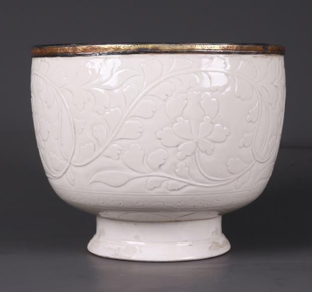 A PORCELAIN BOWL WITH MOULDING FLOWERS PATTERN. (1 of 7)