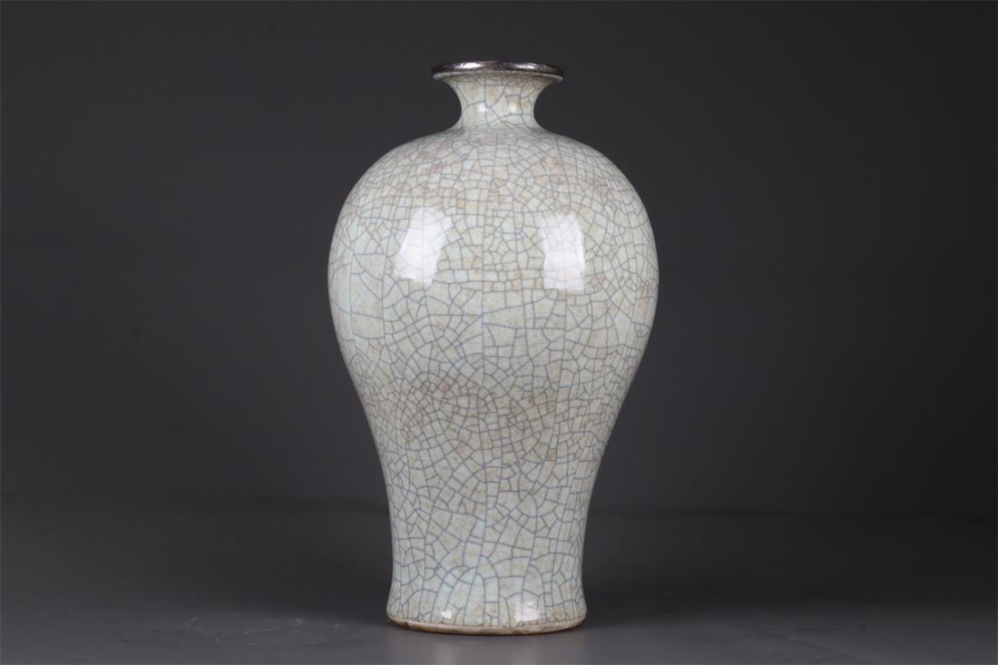 A PORCELAIN BOTTLE "MEIPING", OFFICIAL KILN. (1 of 7)