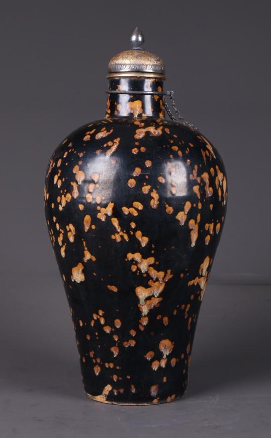 A PORCELAIN BOTTLE "MEIPING", JIZHOU KILN. (1 of 7)