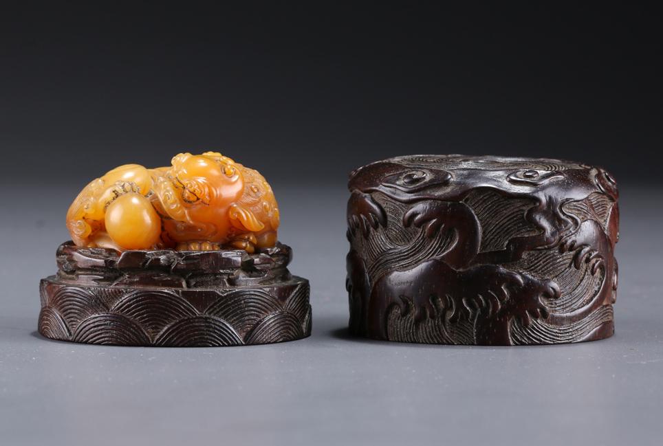 A TIANHUANG STONE LION CARVING WITH BOX. (1 of 9)