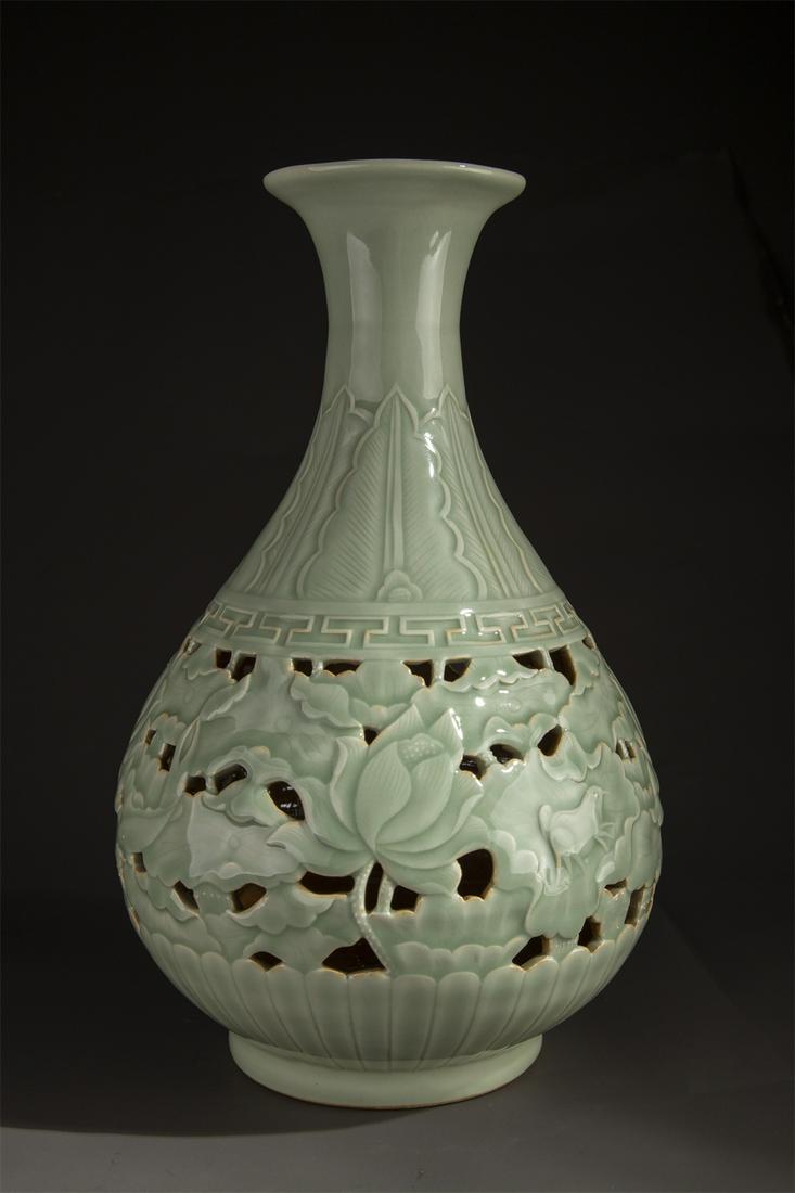 A GLAZED PORCELAIN BOTTLE "YUHUCHUNPING". (1 of 8)
