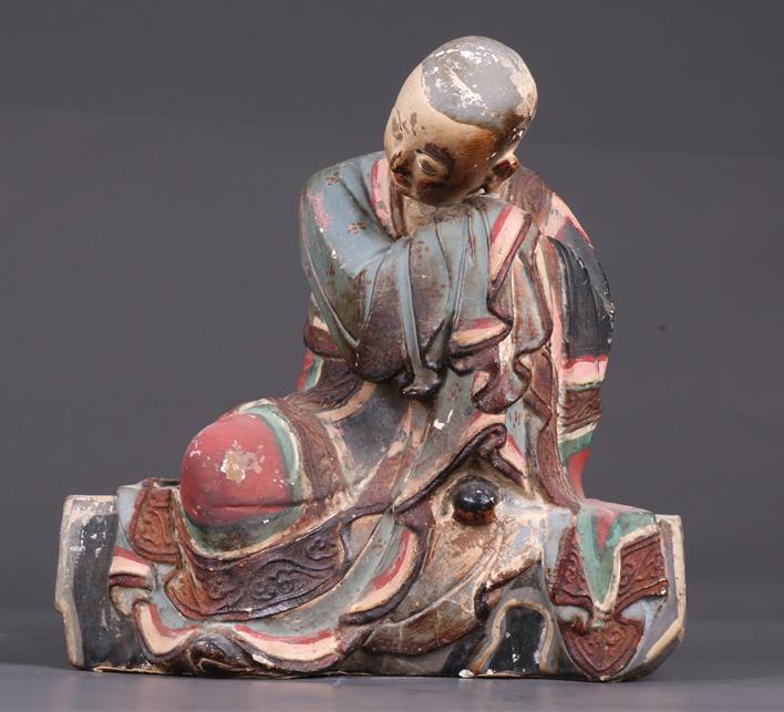 A CLAY SITTING ARHAT STATUE. (1 of 9)