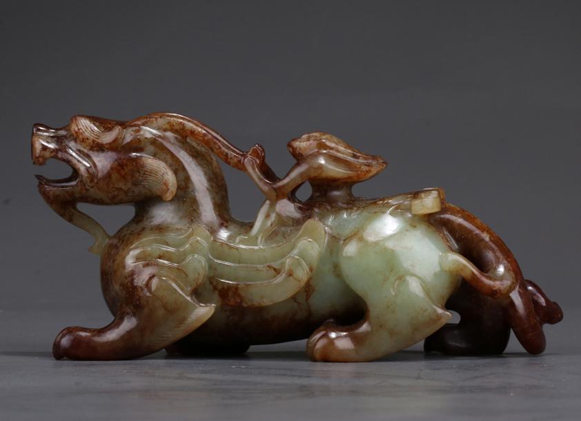 AN ANTIQUE JADE AUSPICIOUS BEAST CARVING. (1 of 10)